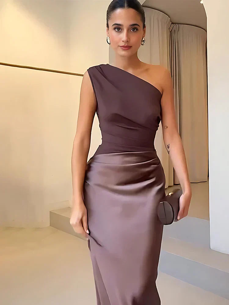 SVEA | Ein Schulter Satin Maxikleid
